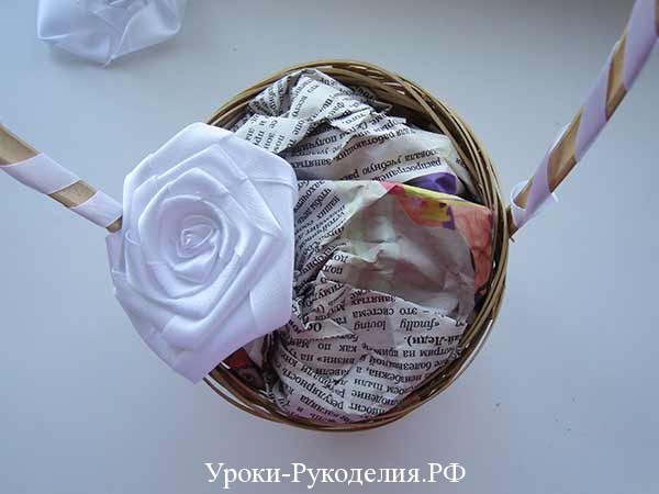 белые розы канзаши, объёмный цветок из лент, уроки рукоделия мк